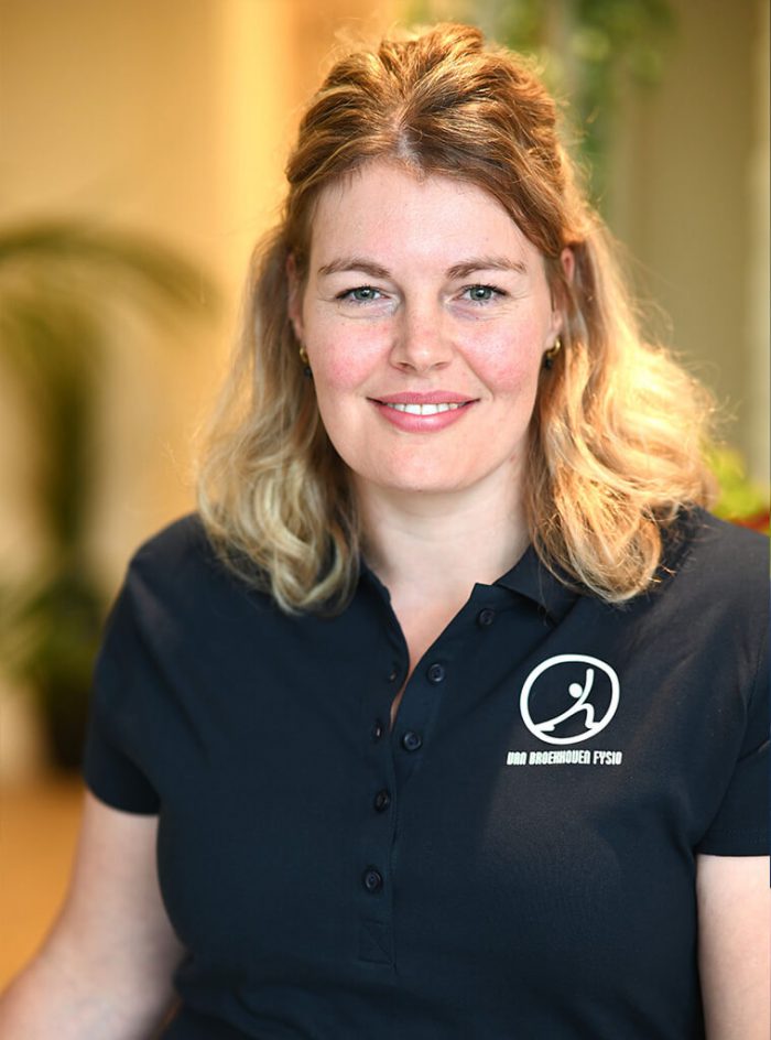 Anne van der Palen Anne van der Palen draagt een blauw shirt van Van Broekhoven Fysio