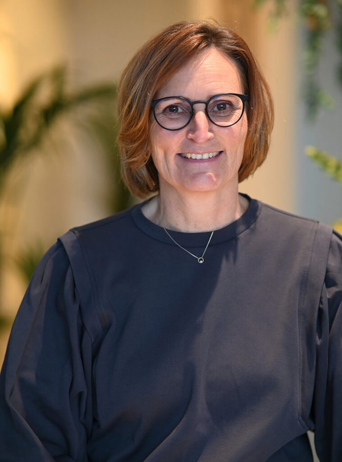 Tineke van Nijnatten draagt een blauwe trui