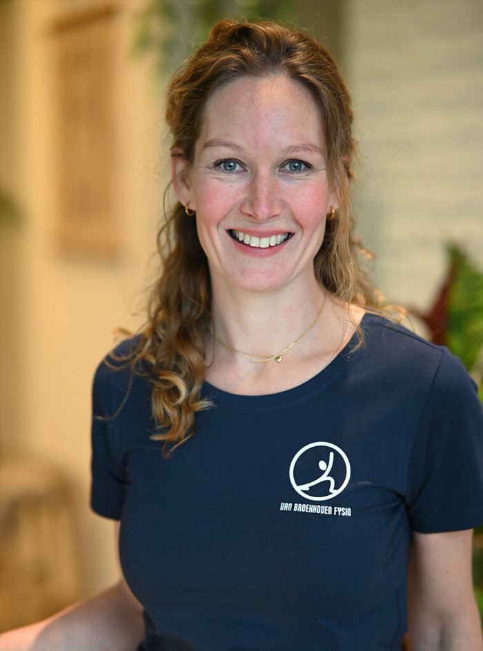 Ilse Bruijns Ilse Bruijns is fysiotherapeut bij Van Broekhoven en draagt een donkerblauw shirt