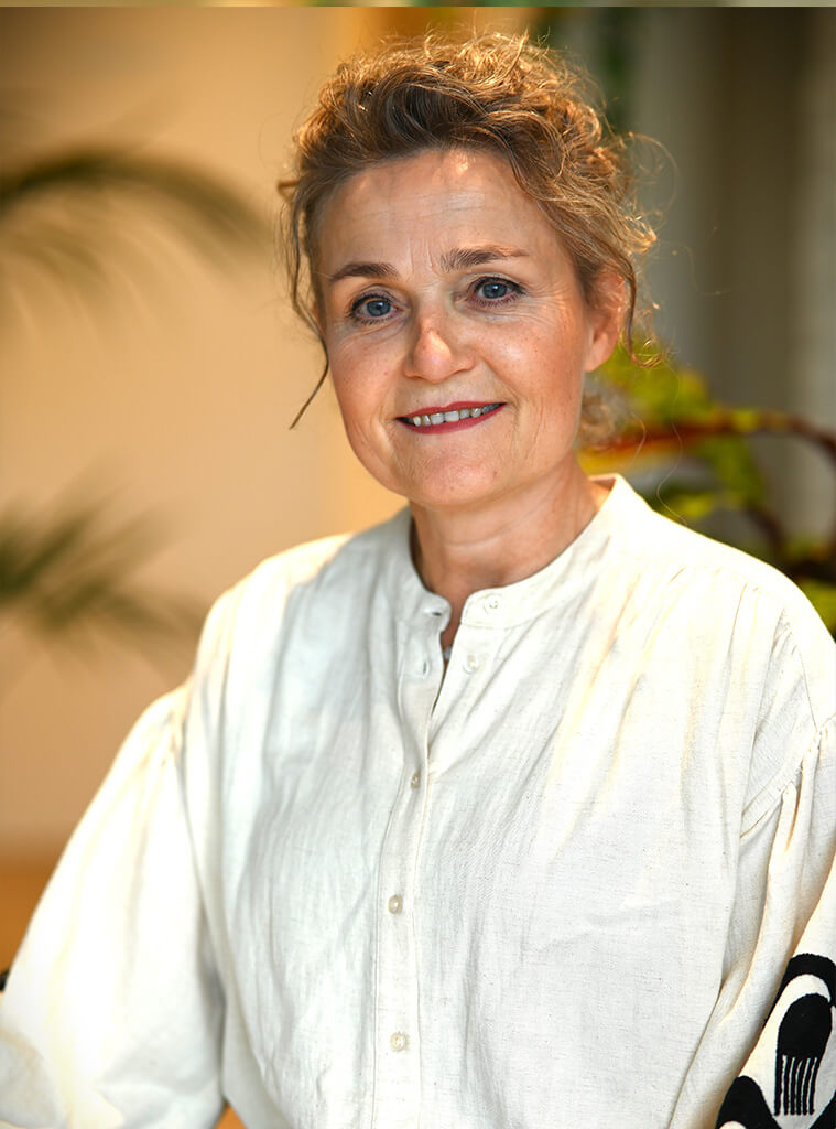 Ilse van Broekhoven draagt een witte blouse