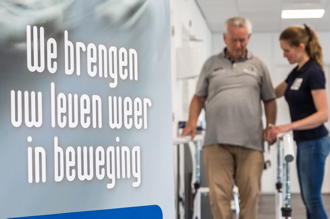 Fysiotherapeut behandelt een man