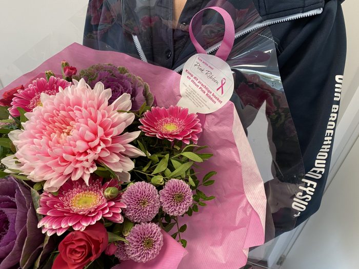 Een bos met bloemen omdat het de maand van de borstkanker is