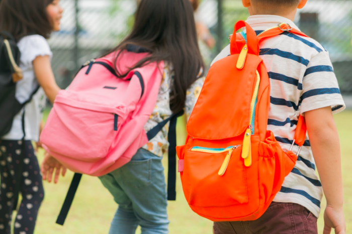 Kinderen hebben een rugzak op