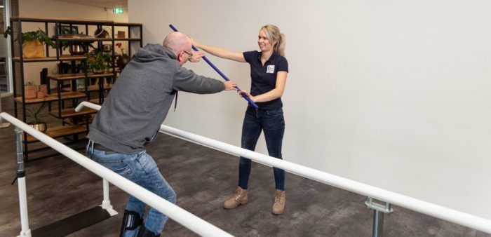 Fysiotherapeut helpt een man bij heupartrose