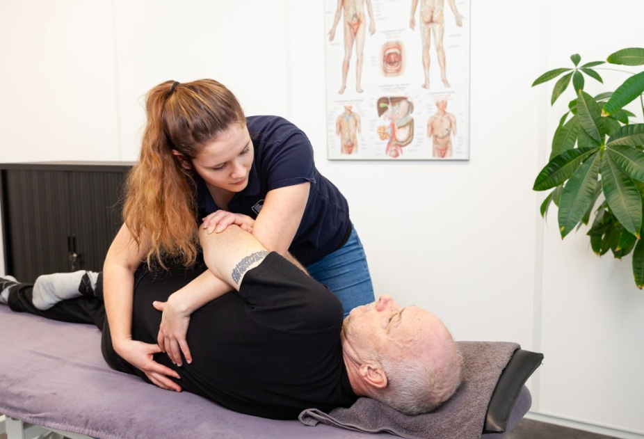 Fysiotherapeut helpt een man met rugpijn