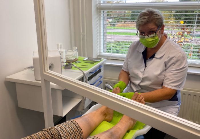 Een vrouw geeft een medische pedicure