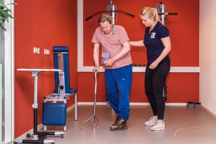 Sarcopenie ondersteuning Roosendaal Een fysiotherapeut helpt een man met sarcopenie