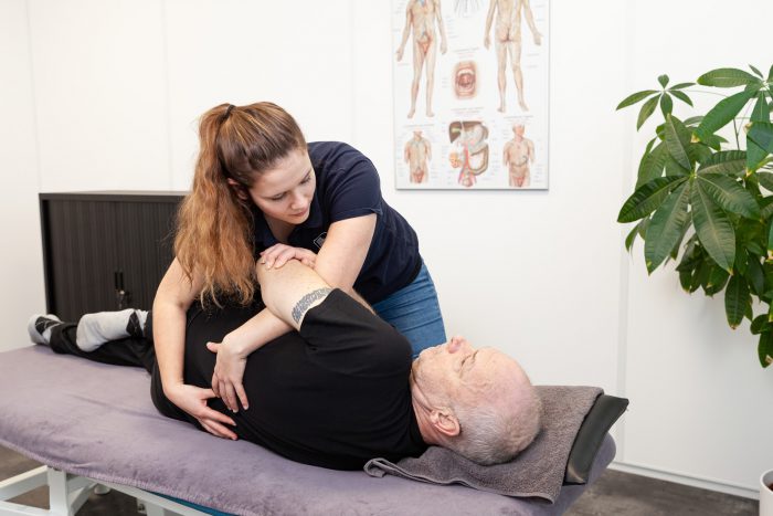 Door de rug gaan Roosendaal Fysiotherapeut helpt een man bij zijn rugklachten