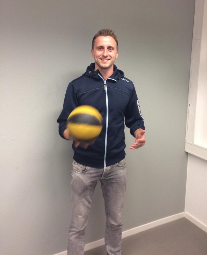 Alex van de Kamp – Van Broekhoven Fysio Alex van de Kamp heeft een bal vast