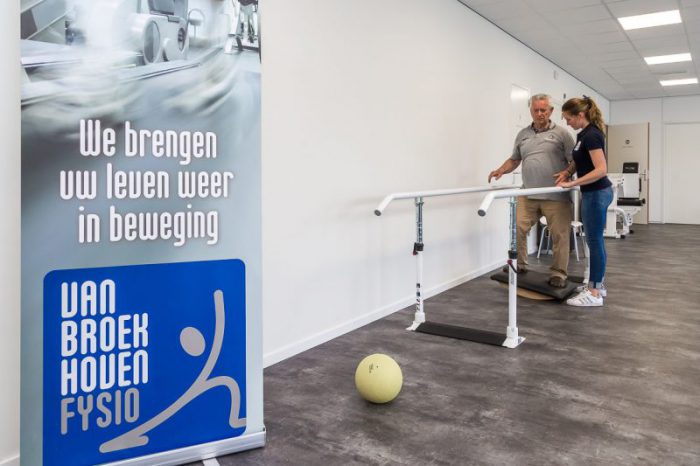 De fysiotherapeut helpt een man met oefeningen bij artrose