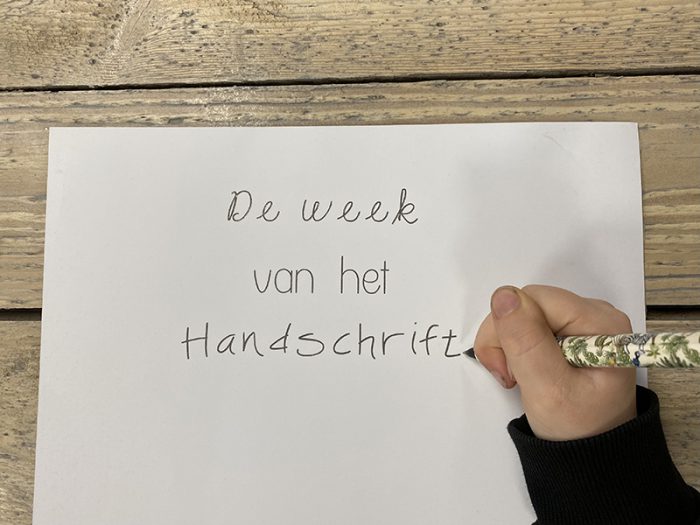 Iemand heeft op een papier geschreven dat het de week van het handschrift is