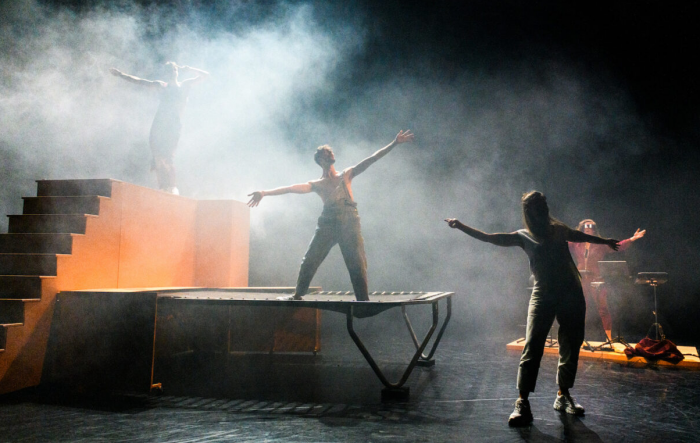 voorstelling Zenuwslopend 30 maart 2022 De Kring Roosendaal, het podium heeft veel rook en er staan mensen te dansen